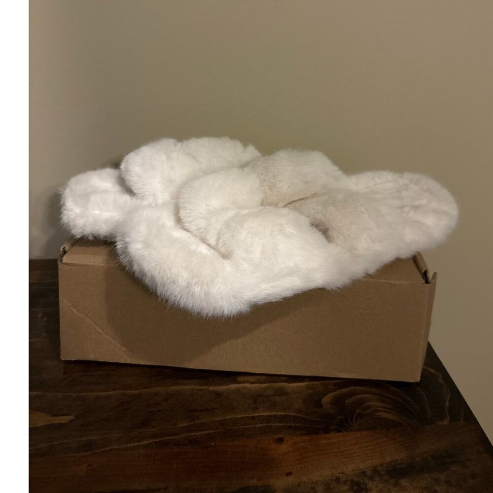 New in Box Womens 7 White Fluffy Fuzzy Slippers Slides‎